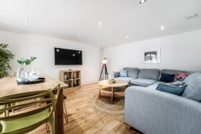 Cozy with Character Large 2 Bedrooms Main Door Apartment with Garden, Edinburgh